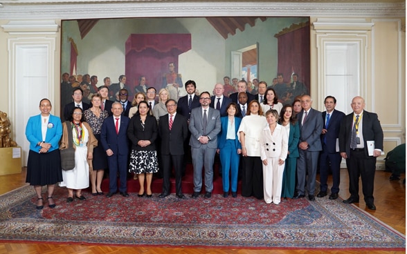 Les délégations des 15 États membres du Conseil de sécurité de l'ONU et le président colombien Gustavo Petro posent pour une photo de groupe.