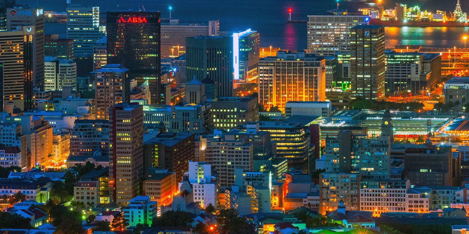  Ein Bild einer afrikanischen Hauptstadt, die in der Nacht beleuchtet wird.