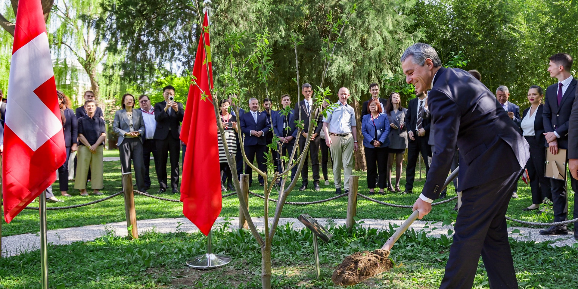 Zur Feier des Jubiläums pflanzte Bundesrat Ignazio Cassis in Anwesenheit einer chinesischen Delegation im Garten der Schweizer Botschaft in Peking eine Kastanie.