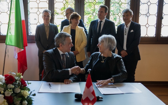 Auf dem Bild zu sehen sind Bundesrat Ignazio Cassis und Bundesrätin Elisabeth Baume-Schneider bei der Unterzeichnung des Memorandum of Understanding (MoU) in Venedig.