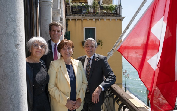 Auf dem Bild sind Bundesrat Cassis, Bundesrätin Baum-Schneider, Botschafter Balzaretti und Staatsrätin Carobbio auf dem Balkon des Palazzo Trevisan zu sehen.