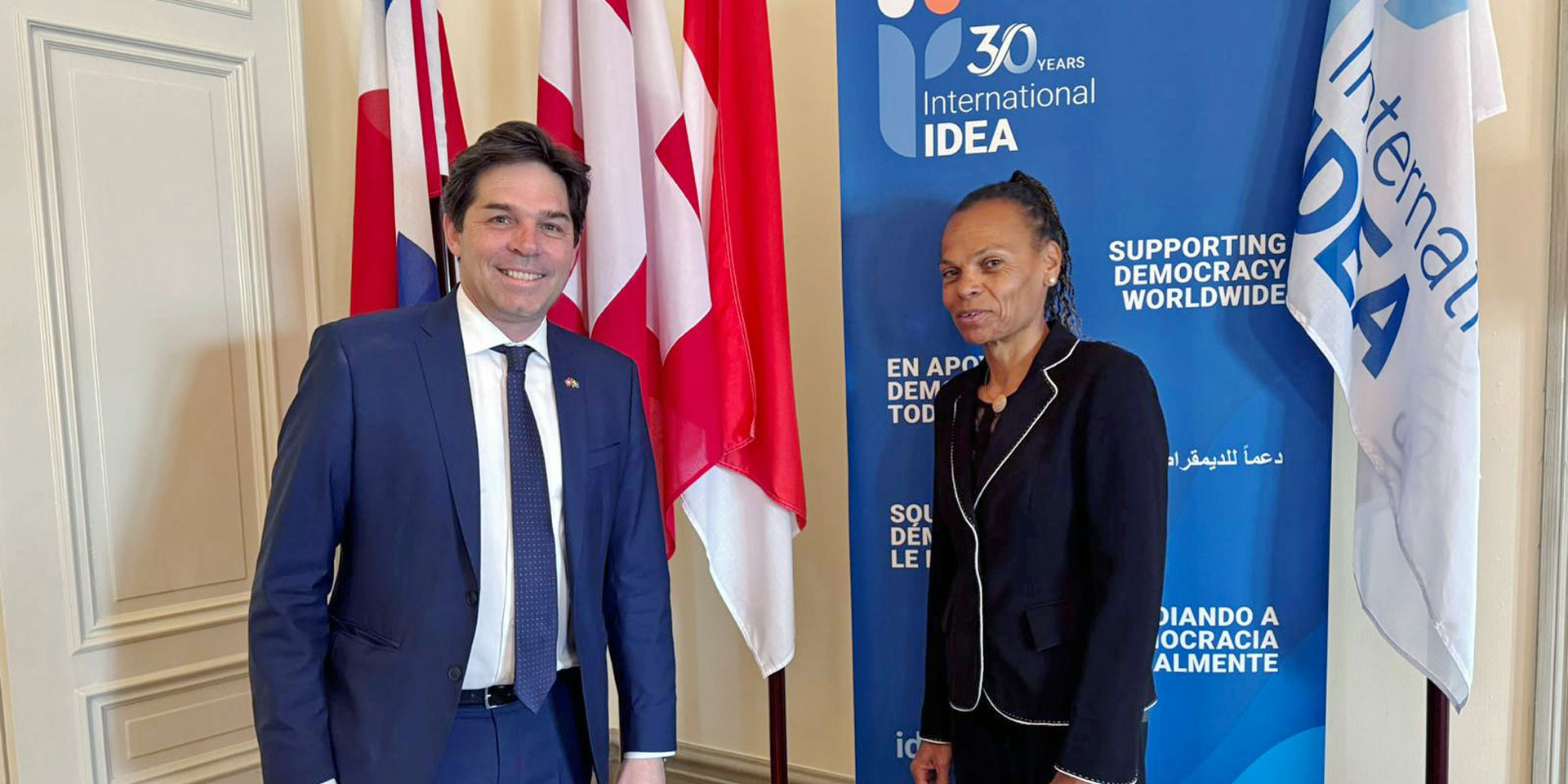 Adrian Junker, Schweizer Botschafter in Stockholm und 2025 Vorsitzender der Organisation International IDEA, steht neben DEZA-Direktorin Patricia Danzi, die am 12. Juni 2025 die Sitzung des Rats der Mitgliedstaaten leitet.