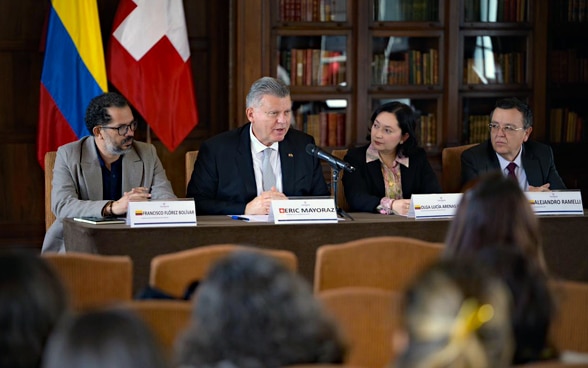 Francisco Flores, Eric Mayoraz, Olga Lucía Arenas und Alejandro Ramelli bei einer Pressekonferenz. 