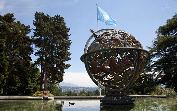 Foto des Himmelsglobus vor dem Palais des Nations in Genf