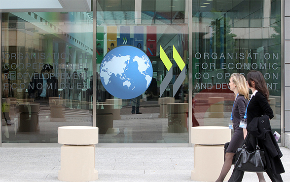 Foto des Eingangs zum Konferenzzentrum am OECD-Sitz in Paris