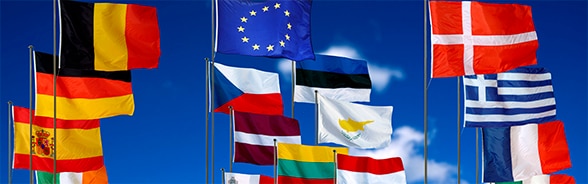 Multiple bandiere dei Paesi membri dell'Unione europea.