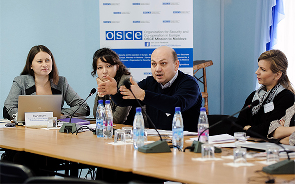 Illustration de personnes en réunion lors d'une mission de l'OSCE en Moldavie