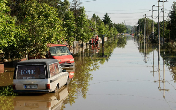 Route inondée à Obrenovac, en Serbie, en mai 2014