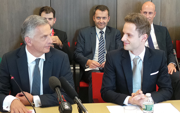 Il presidente della Confederazione Didier Burkhalter e il delegato svizzero alla gioventù presso l‘ONU Damian Vogt durante una conferenza stampa nel corso della settimana di alto livello dell’Assemblea generale delle Nazioni Unite a New York.