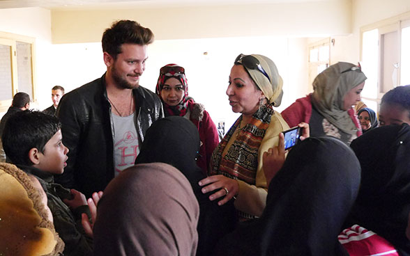 Bastian Baker in einer Gruppe von Menschen.