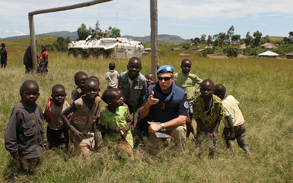 In a field in eastern Congo, police adviser Laurent Heidrich informs a group of children about the dangerous remnants of war hidden in the fields. Heidrich works for the UN mission in the Democratic Republic of the Congo.