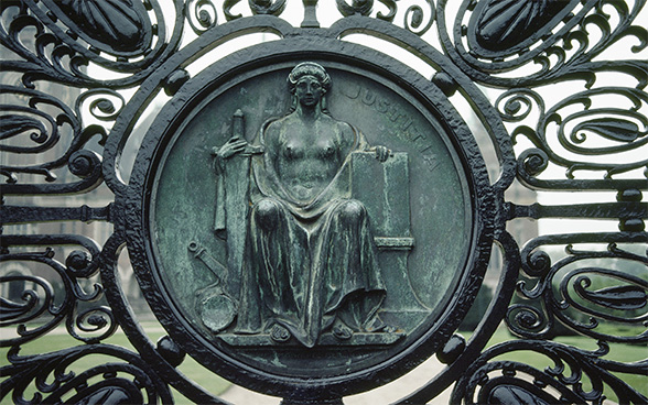 Image of the statue of Justice on the gate of the Peace Palace in The Hague