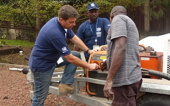 Schweizer Logistiker im Einsatz für das Minenräumprogramm der UNO in der Demokratischen Republik Kongo: Ausbildung am Generator 