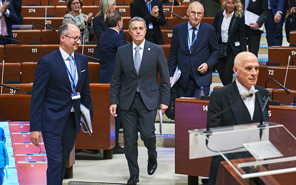 Allocution du président de la Confédération Ignazio Cassis devant l’Assemblée parlementaire du Conseil de l’Europe le 10 octobre 2022 Alttext : Des hommes et des femmes entrent dans la salle du parlement du conseil de l'europe.