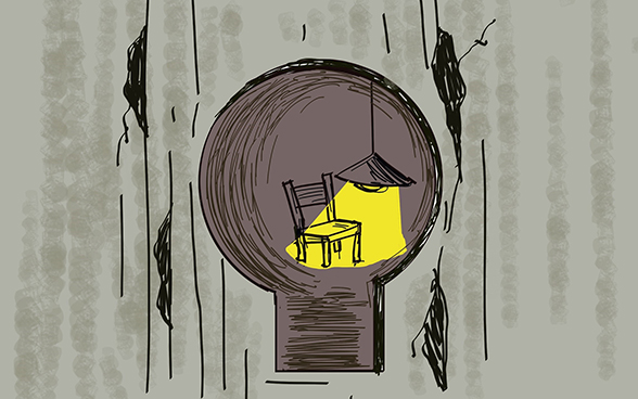 Attraverso il buco della serratura di una cella di prigione puoi vedere una sedia illuminata da una lampada.