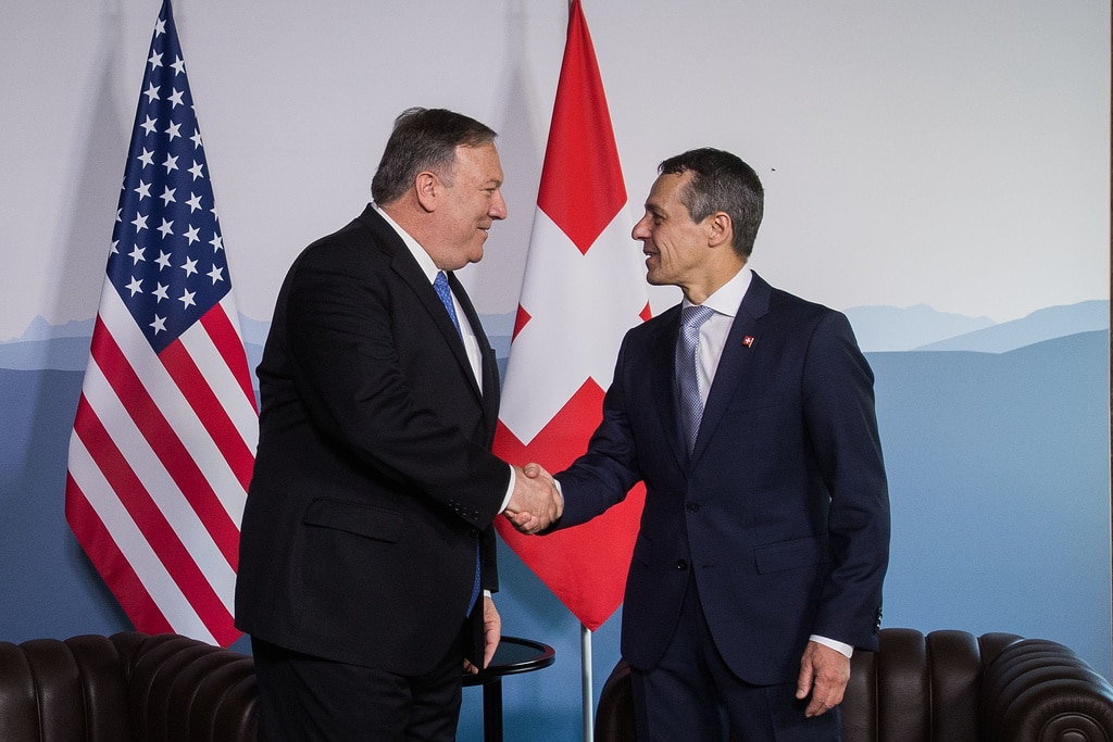 Federal Councillor Ignazio Cassis shakes the hand of US Secretary of State Mike Pompeo in Bellinzona.