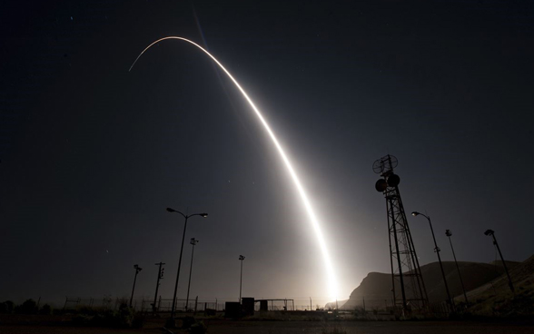 Il test di lancio di un missile balistico intercontinentale disegna nel cielo notturno una scia luminosa, visibile da lontano.