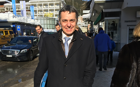 Il consigliere federale Ignazio Cassis per le strade di Davos durante il World Economic Forum.