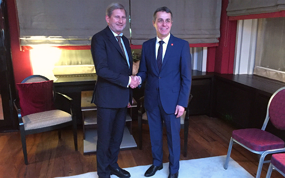Il capo del DFAE Ignazio Cassis incontra il Commissario europeo per un colloquio bilaterale. 