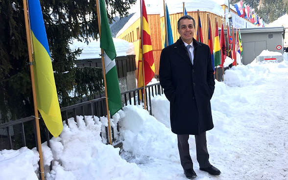 Consigliere federale Cassis davanti al Centro congressi di Davos. 