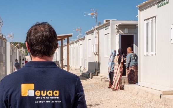 Un collaborateur de l’EUAA dans un camp de réfugiés à Chypre.