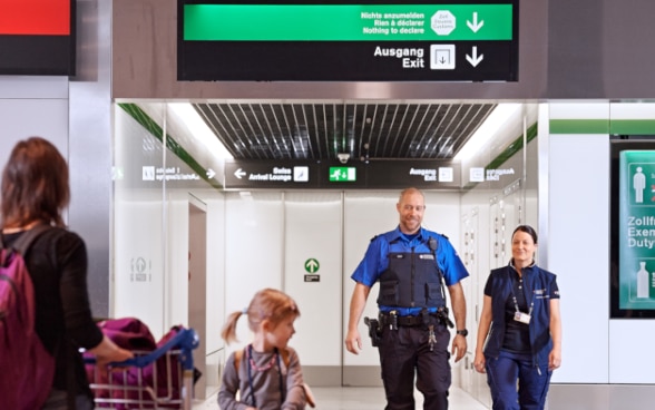 Gardes-frontière suisses à l’aéroport.