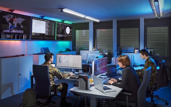 Le personnel militaire travaillant sur des ordinateurs.