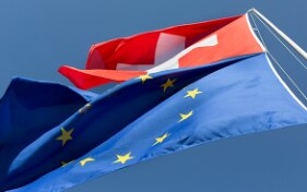 Bandiere della Svizzera e dell'UE