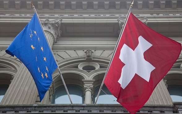 Le bandiere della Svizzera e del Unione europea.