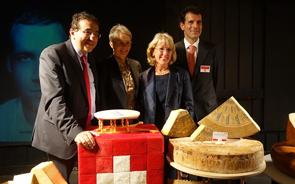 Regierungsräte des Kantons Waadt Pascal Broulis, Anne-Catherine Lyon und Jacqueline De Quattro mit Botschafter Roberto Balzaretti an der Soirée suisse 2014.
