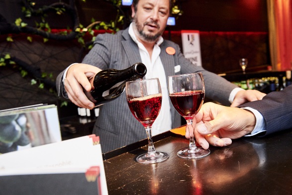 At this gastronomic evening, the guests could taste various wines from Graubünden. 