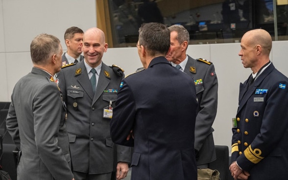 Le commandant de corps Thomas Süssli avec les représentants de la Suède