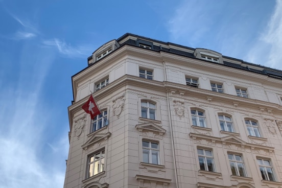Edificio che ospita la delegazione permanente della Svizzera a Vienna: una bandiera della Svizzera è appesa alla parete esterna. 