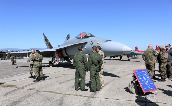 Ein Militärflugzeug auf einem Flughafen.