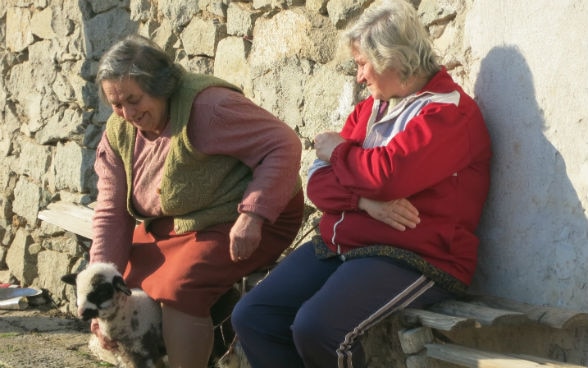 Deux femmes avec un chien (Bulgarie) 