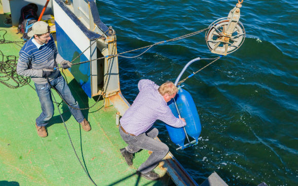 Researchers with echo-sounder on the Estonian research vessel "Salme".