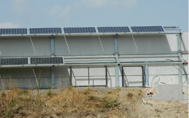 Noise barrier equipped with solar panels 