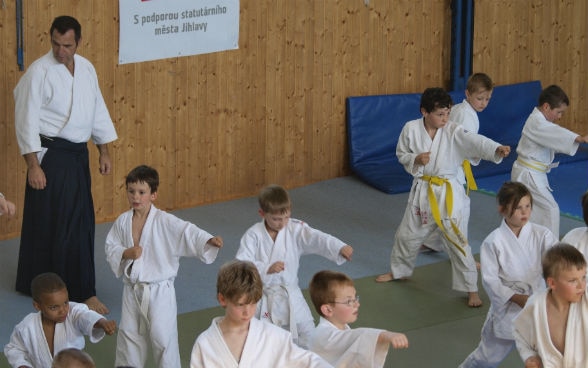 Herr Heuscher von der AiKiDo-Schule in Langenthal mit  jungen tschechischen Nachwuchssportlern