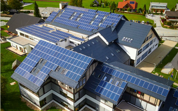 Schulhaus in Kranjska Gora mit Fotovoltaik-Anlage.