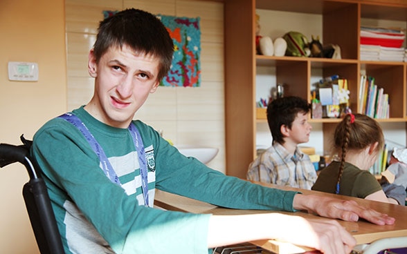 Ein behinderter Junge in einer sozialen Einrichtung in Stara Lubovna.