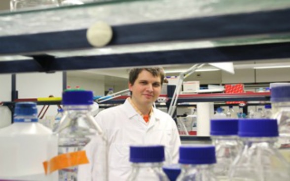 Der 27-jährige Alexandru Deftu bei seiner Arbeit im Labor.