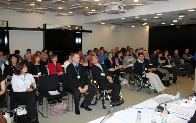 Die Teilnehmenden der Konferenz, u.a. auch Menschen im Rollstuhl.