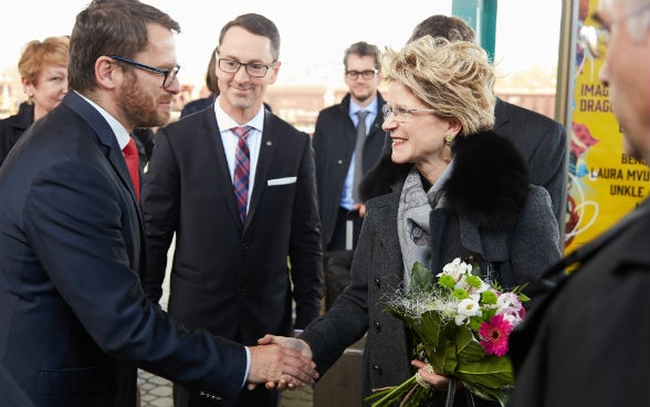La secrétaire d’État Ineichen-Fleisch félicite les représentants du conseil municipal de Pardubice.