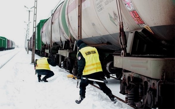 Due guardie di frontiera controllano un treno.