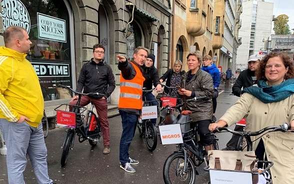 Eine Gruppe kroatischer und schweizerischer Vertreterinnen und Vertreter auf einer Rundfahrt mit E-Bikes in Berns Nordquartier am 18.10.2019, Standort Lorrainebrücke.