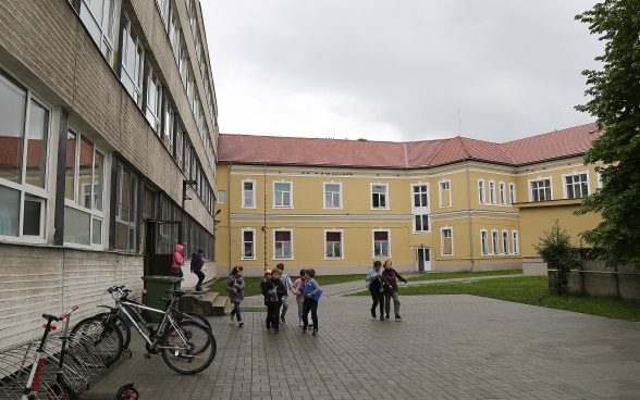 Pupils in front of the school building. 