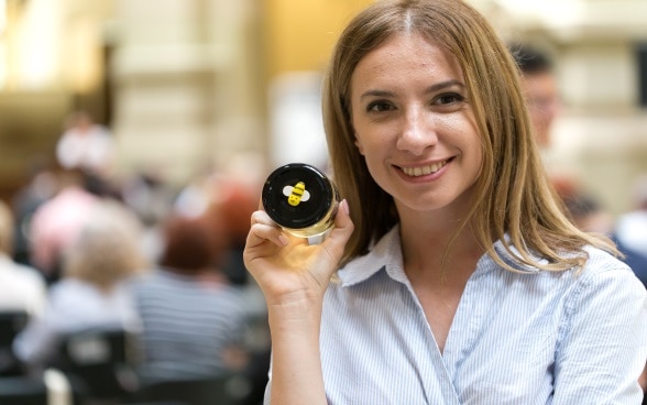 Femme avec pot de miel