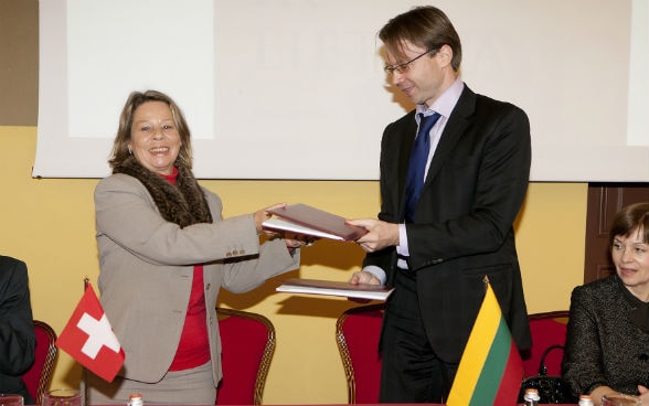 Unterzeichnung der Projektabkommen durch Gabriela Nützi Sulpizio, Schweizer Botschafterin in den Baltischen Staaten und Rolandas Kriščiūnas, litauischer Vize-Finanzminister
