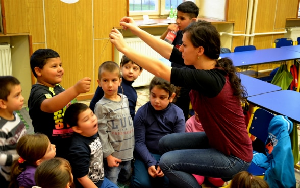 Dei bambini in un asilo con la loro insegnante