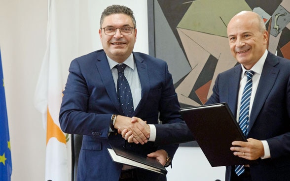 L’ambasciatore di Svizzera Christoph Burgener e il ministro delle finanze cipriota Constantinos Petrides firmano l’accordo bilaterale di attuazione.